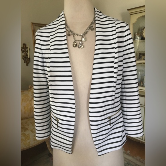 Roz & Ali Jackets & Blazers - Roz & Ali open front jacket/fake pockets size S